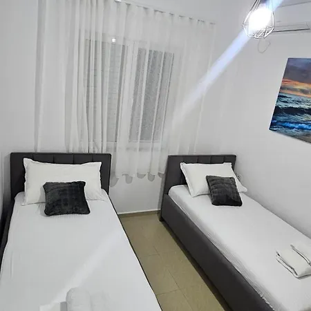 Eden Sea View Apartman *